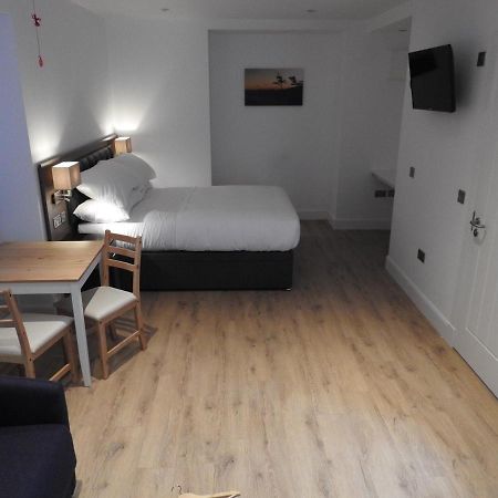 House Of Juniper - Luxury Accessible Apartment Бродфорд Екстериор снимка